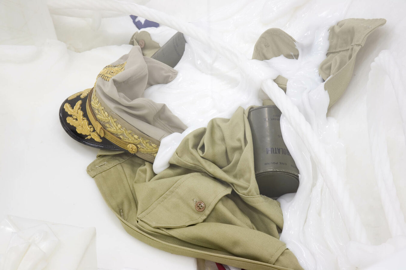 JOINT5k3_MATTHEW_BARNEY_THE_CABINET_OF_GENERAL_DOUGLAS_MCCARTHUR_(10)